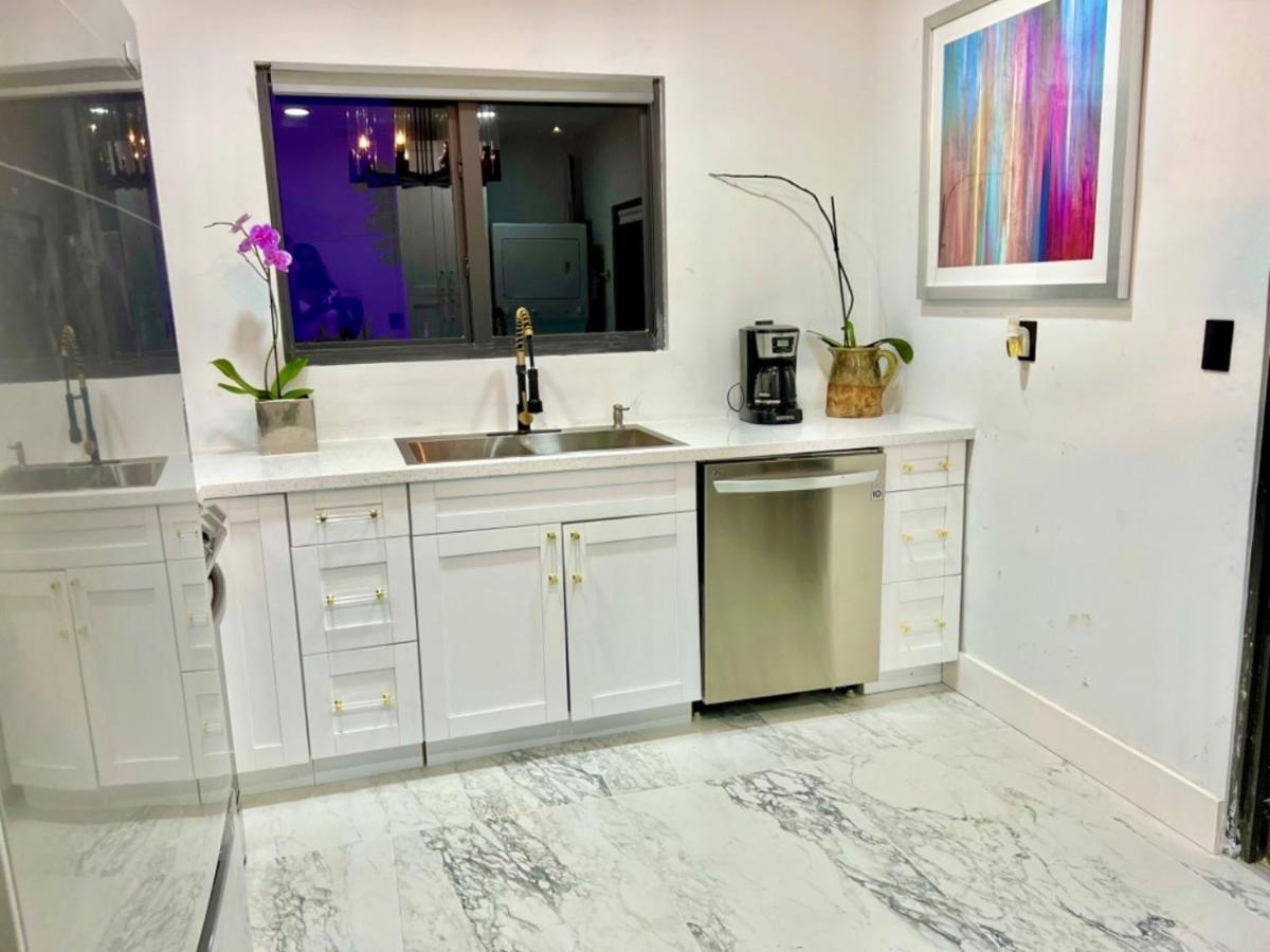 3 Seasons At The Carrington 3 Separate 2 Bedroom 1 Bathroom Apartments And A 3 Bedroom 2 Bathroom Villa Miami Exterior foto