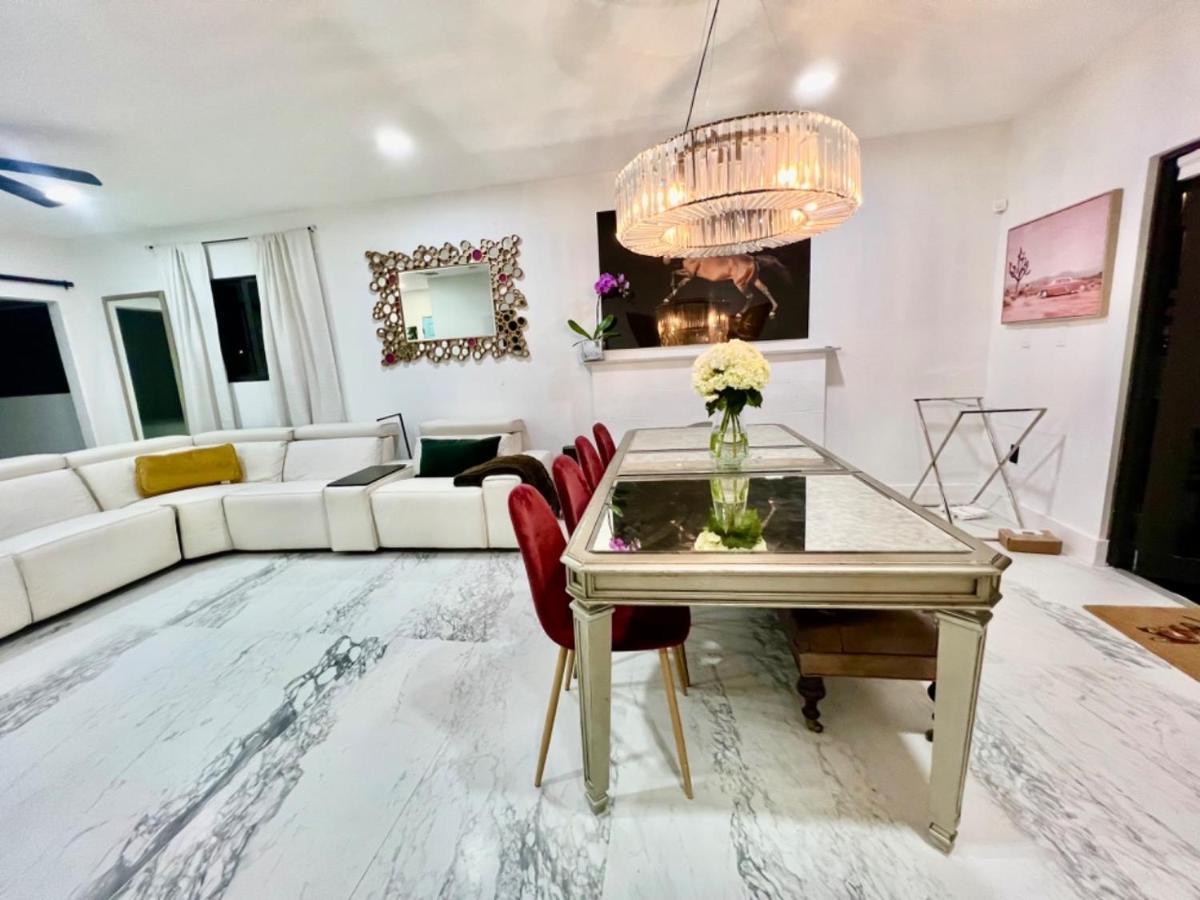 3 Seasons At The Carrington 3 Separate 2 Bedroom 1 Bathroom Apartments And A 3 Bedroom 2 Bathroom Villa Miami Exterior foto