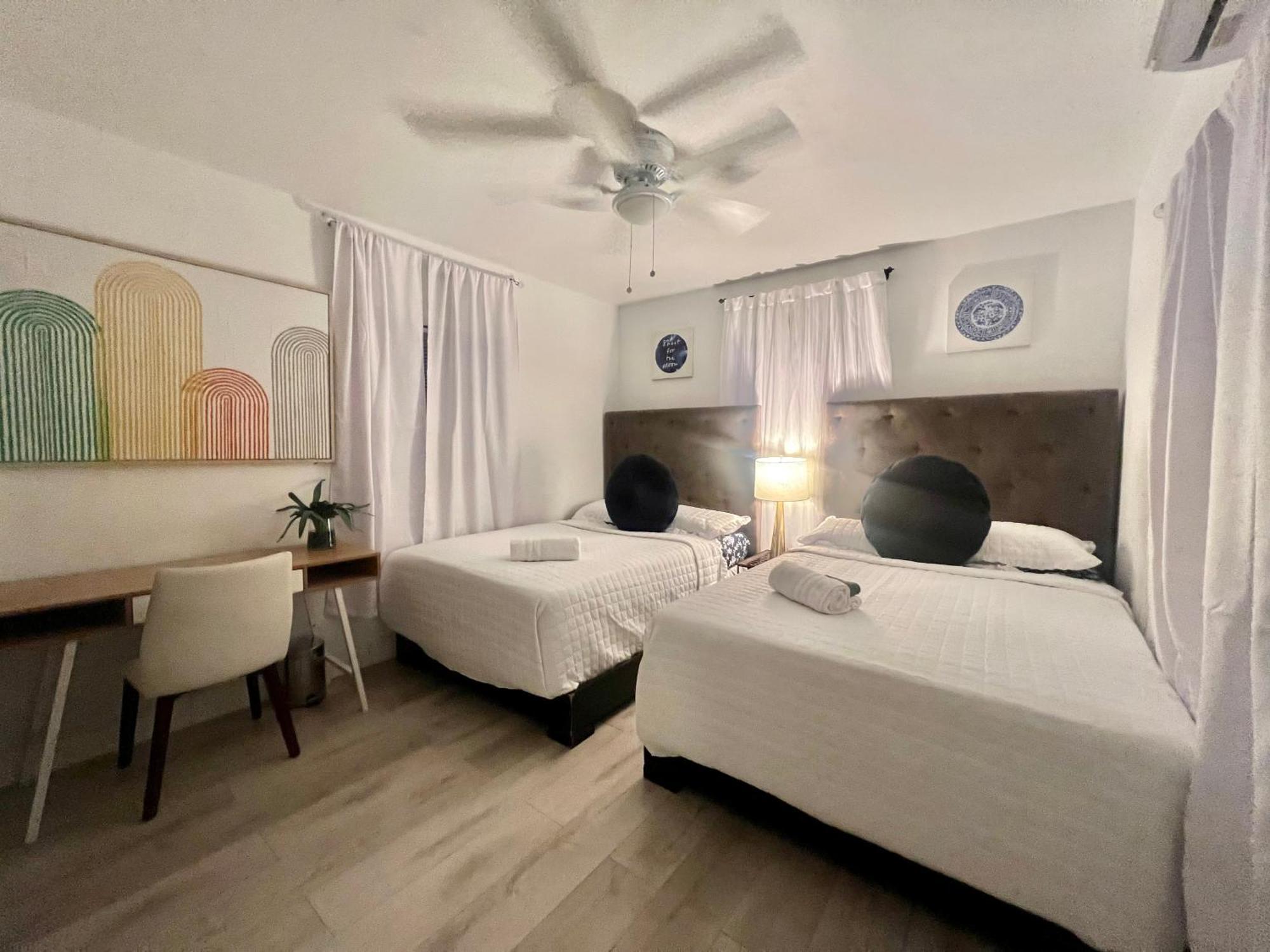 3 Seasons At The Carrington 3 Separate 2 Bedroom 1 Bathroom Apartments And A 3 Bedroom 2 Bathroom Villa Miami Exterior foto
